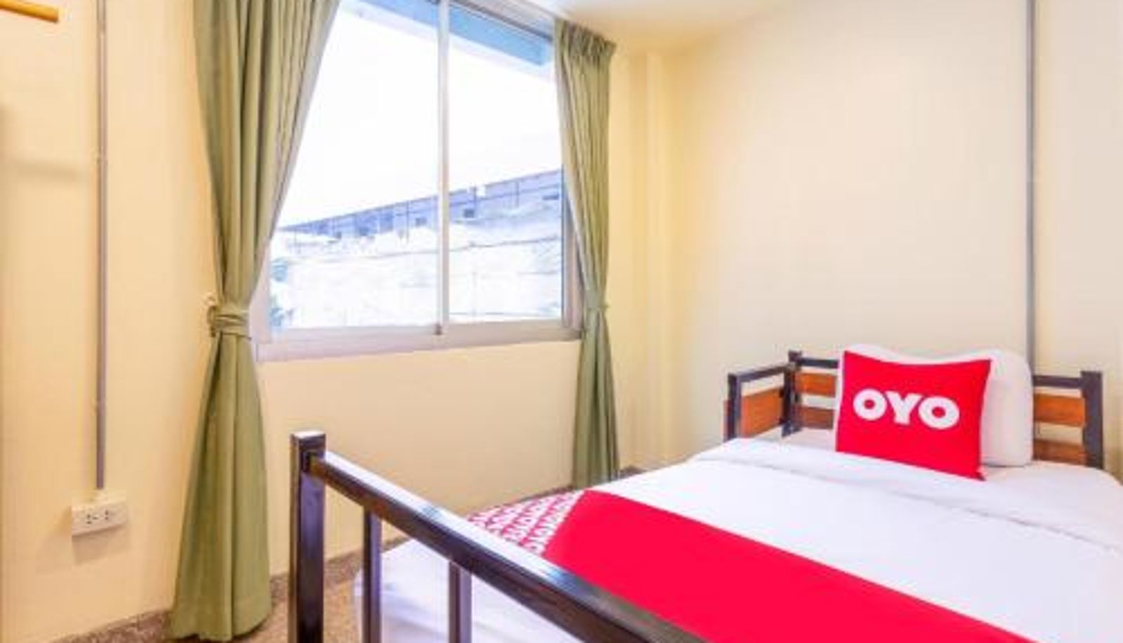 Room - OYO 928 Leaf Hostel