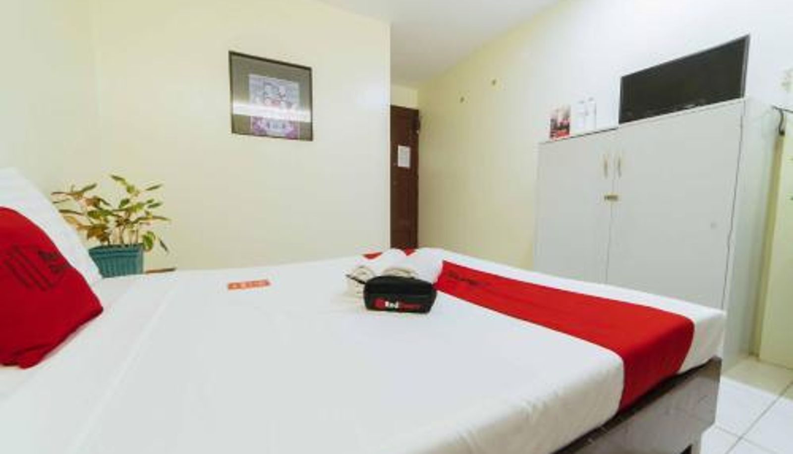 Zimmer - RedDoorz @ Ledesco Avenue Lapaz Iloilo