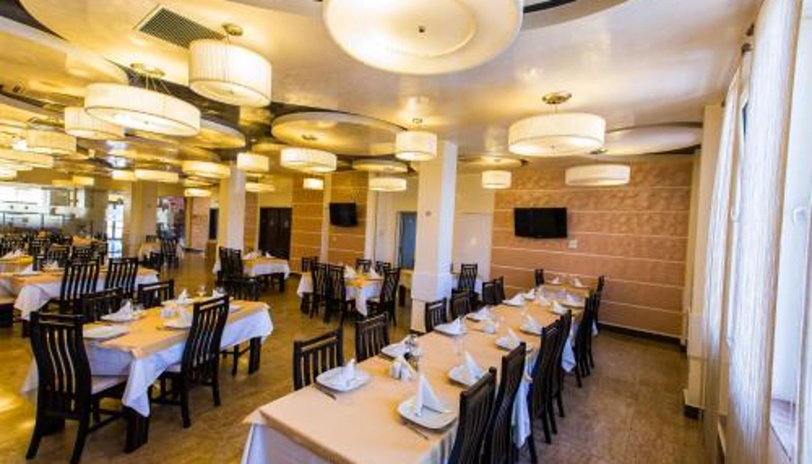 Frühstücksraum innerhalb des Restaurants - Hotel Grandis Apulum