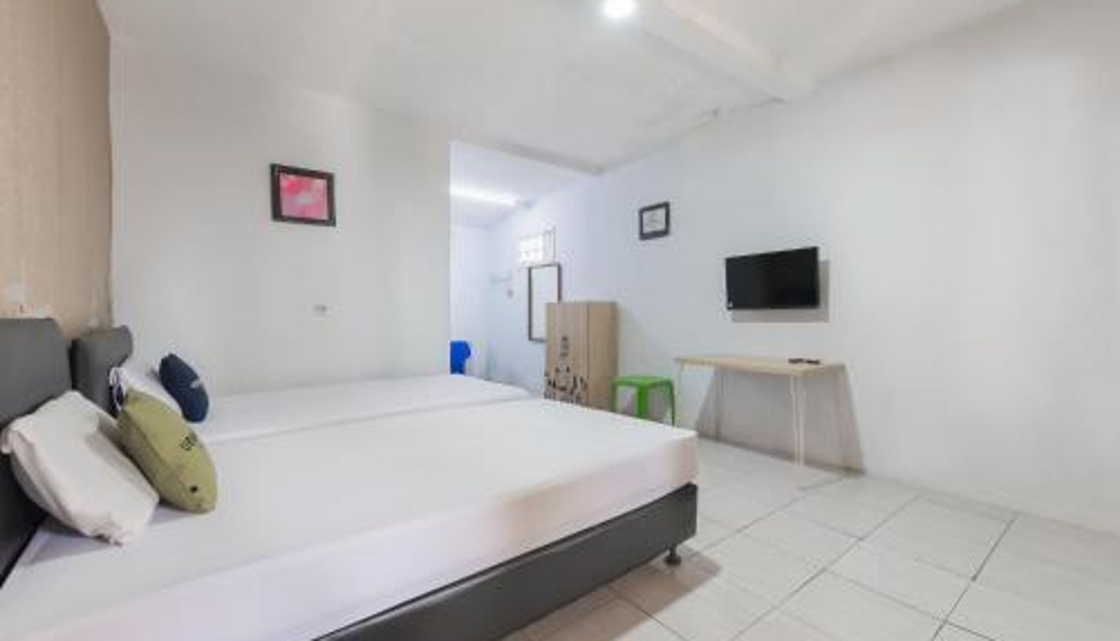 Camera - Urbanview Hotel D'Pineapple Villa Ciater by RedDoorz
