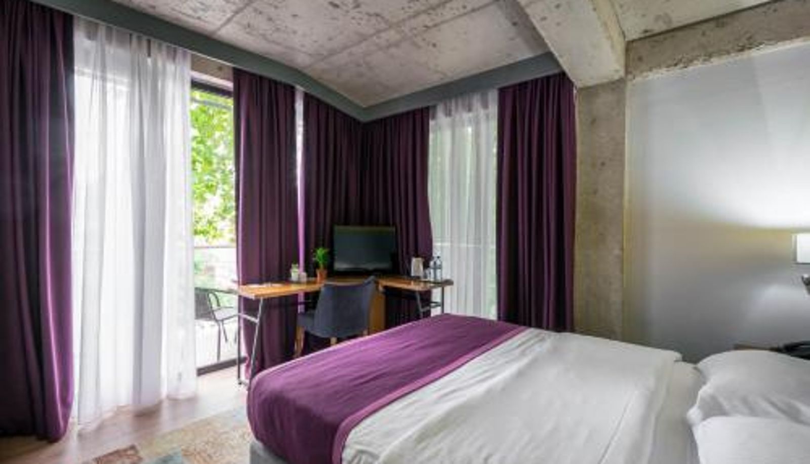 Room - Hotel Adora