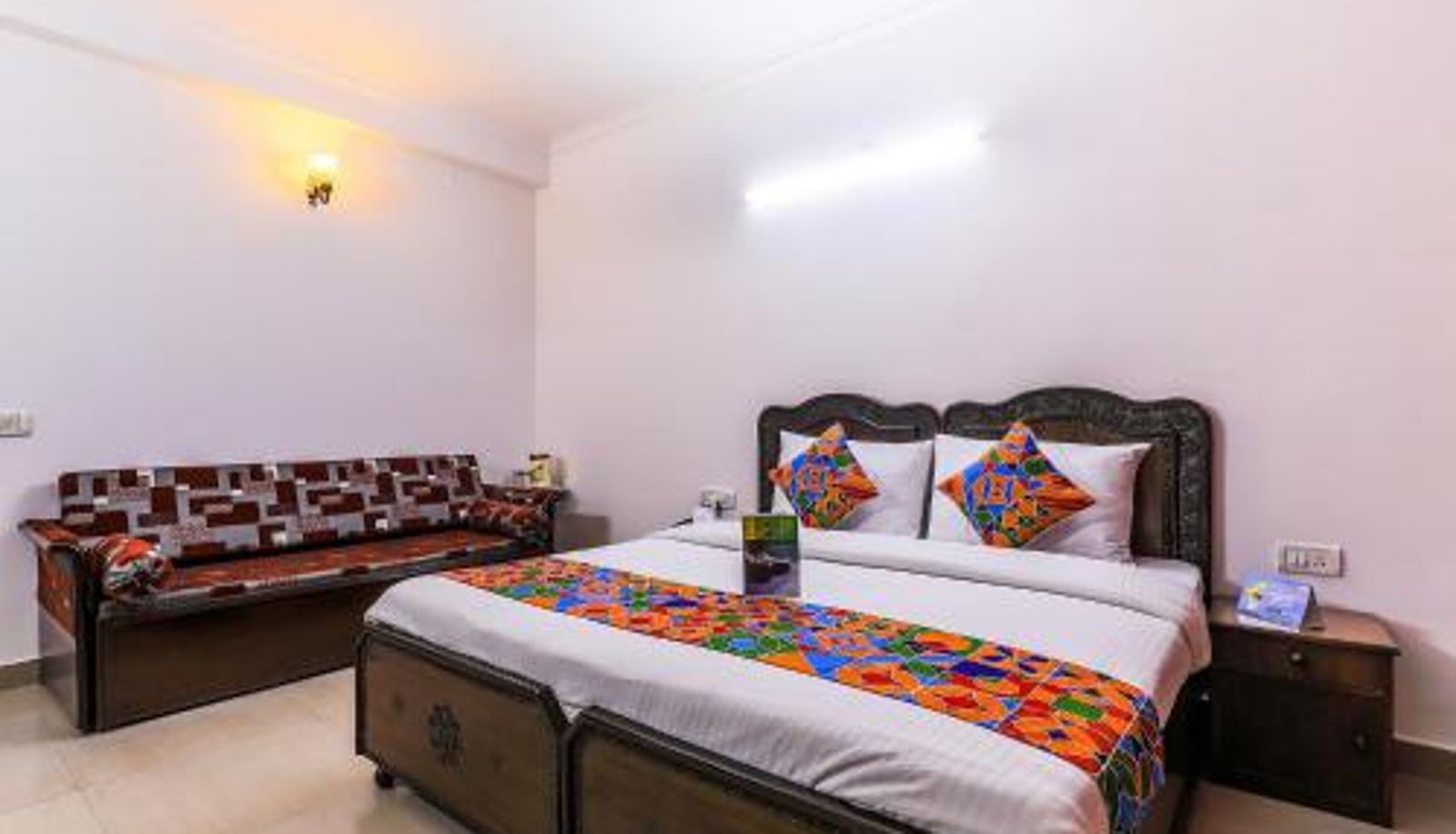 Información - Via Hemkunt Mansion - Nr Noida Sector-15 Metro