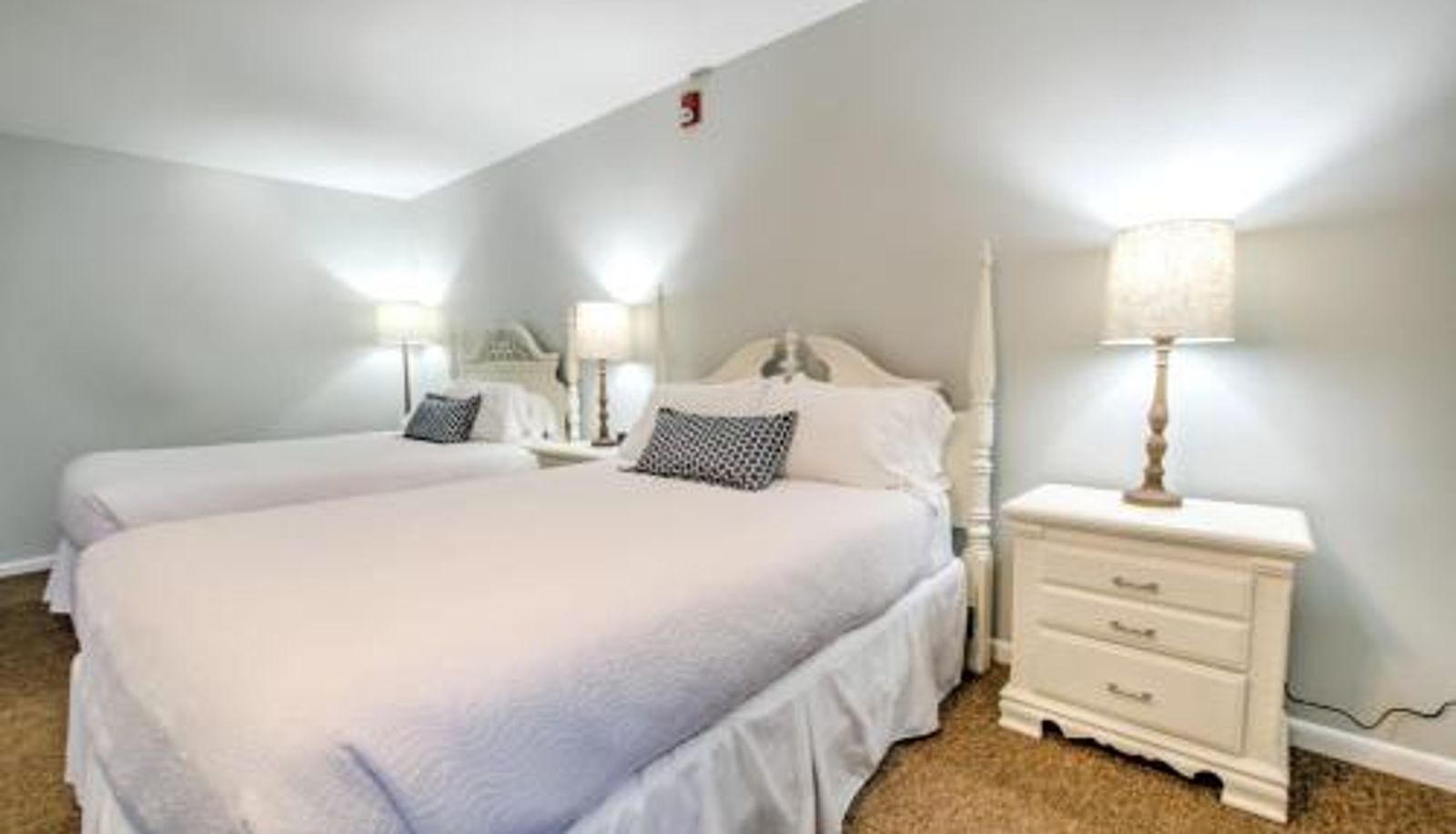 Zimmer - East Shore Lodging