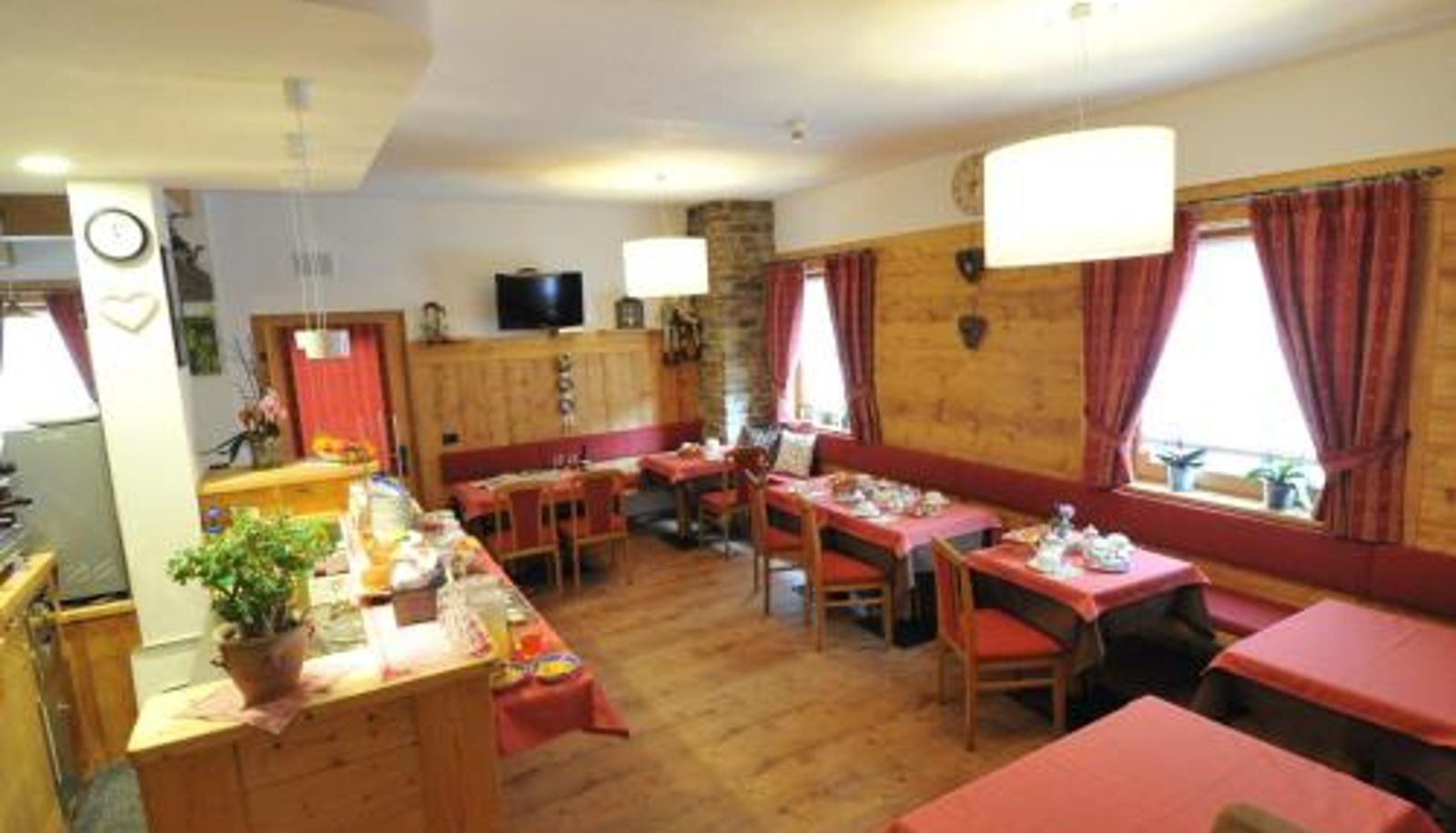 Salle de petit-déjeuner dans le restaurant - Garni Gimea