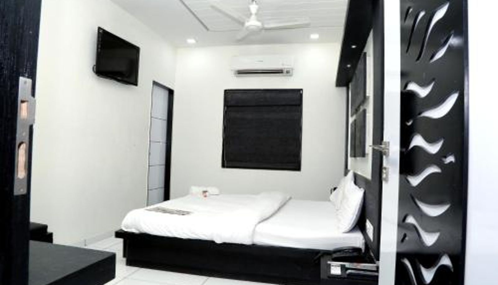 Room - Hotel Paramount Inn