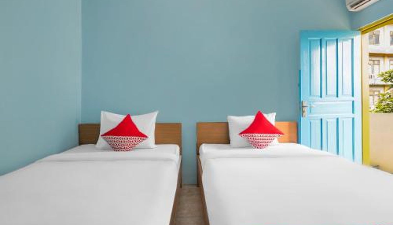 Room - OYO 2775 RF Homestay