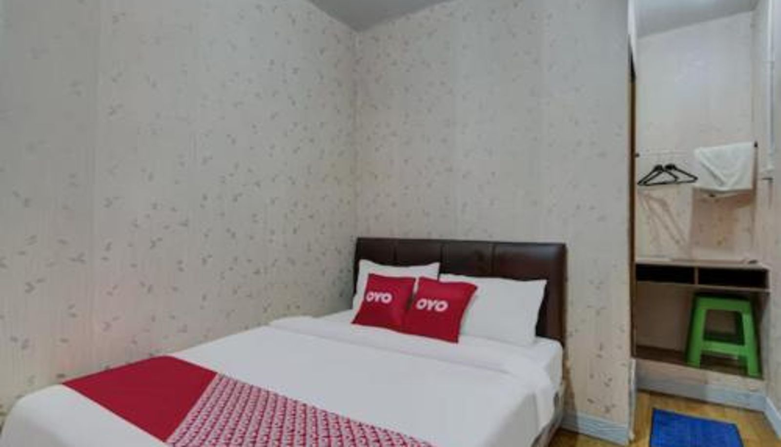 Room - Capital O 3198 Sukomanunggal Inn