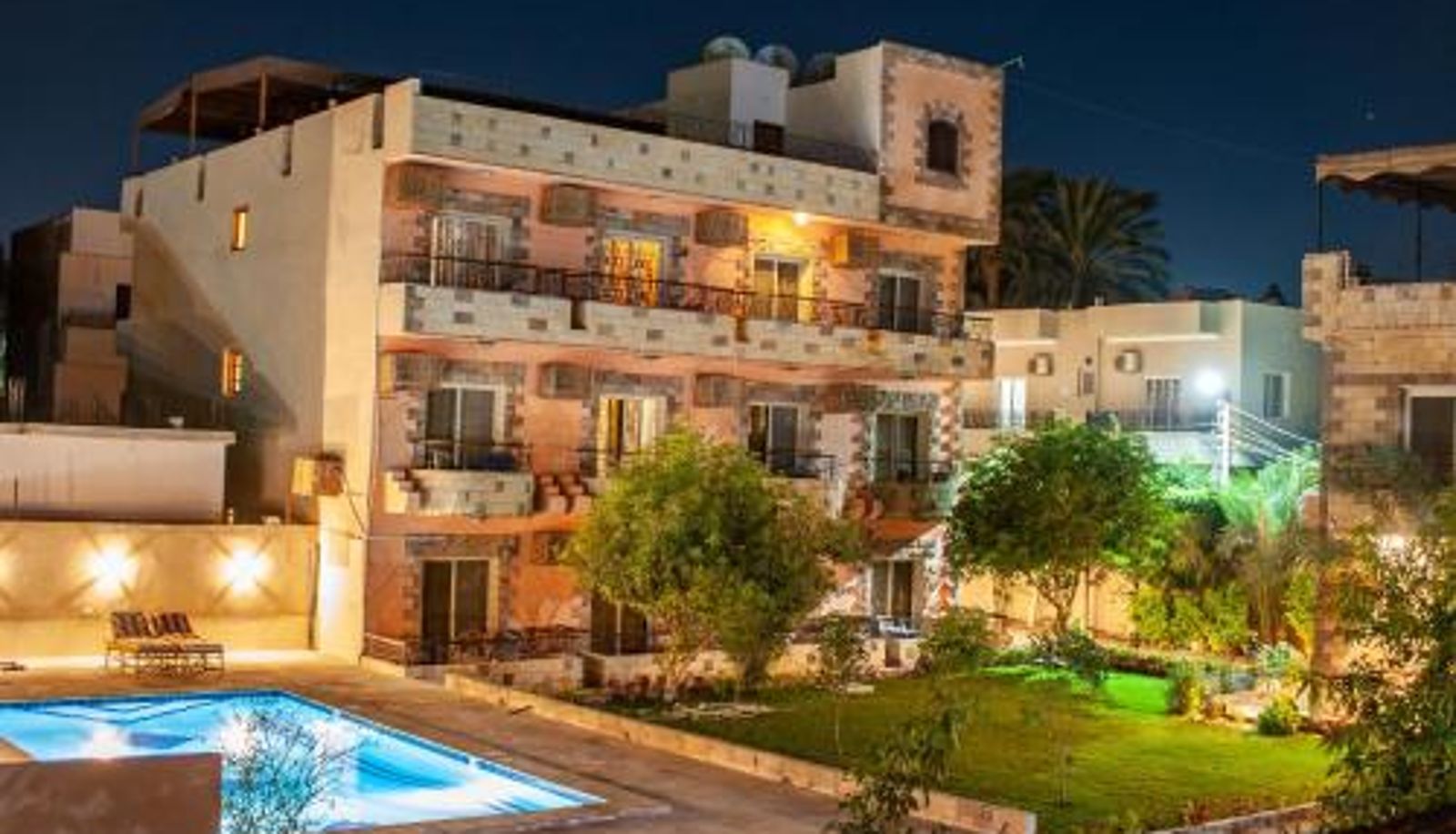 Buitenruimte van het hotel - New Memnon Hotel