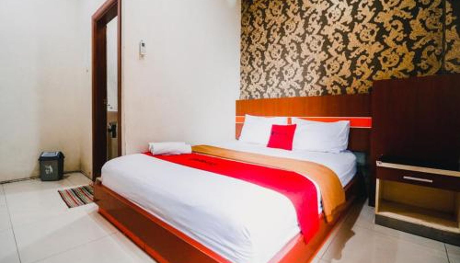 Zimmer - RedDoorz Plus at Grand City Inn Makassar