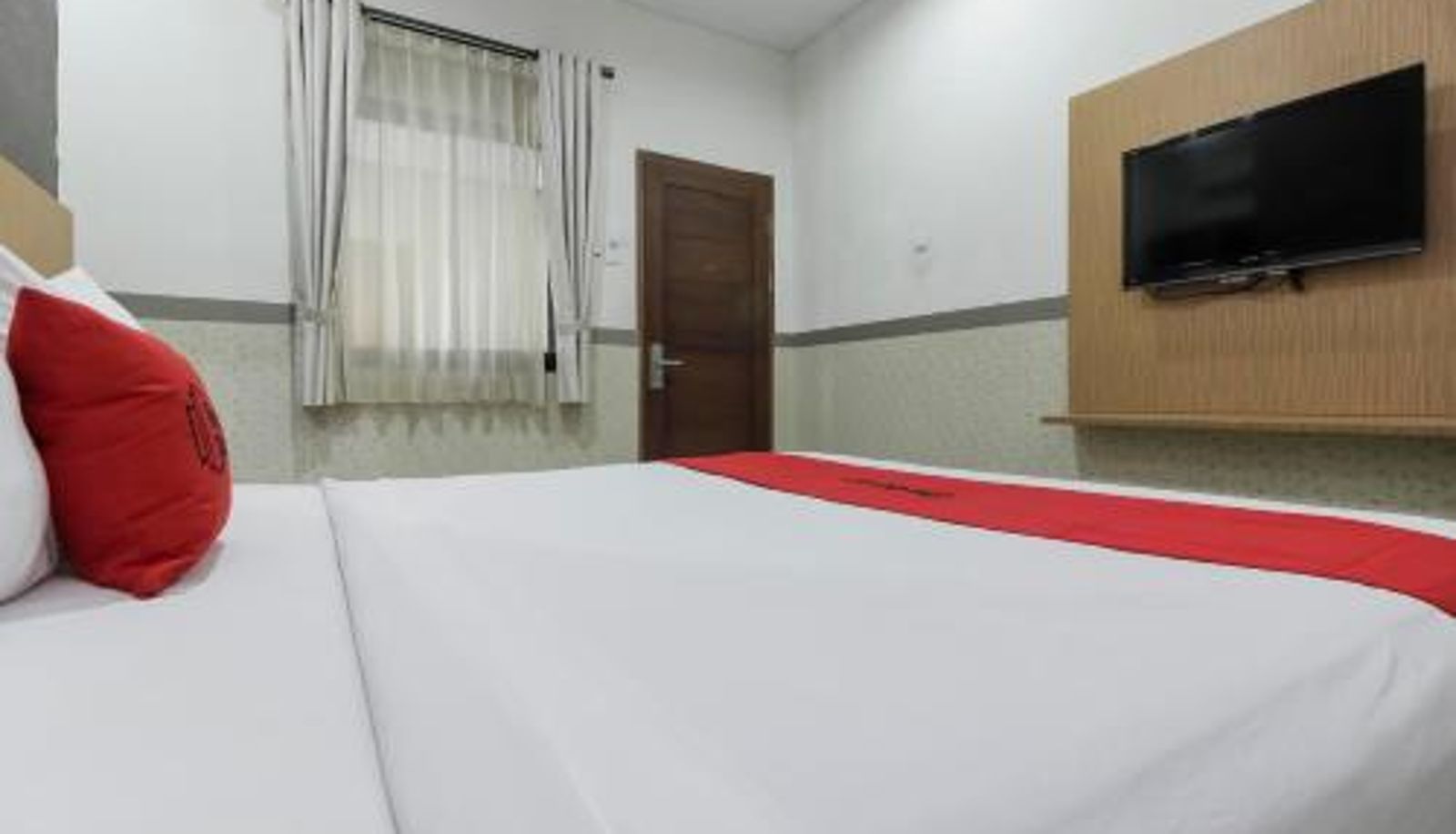 Zimmer - RedDoorz Plus @ Tuparev Cirebon