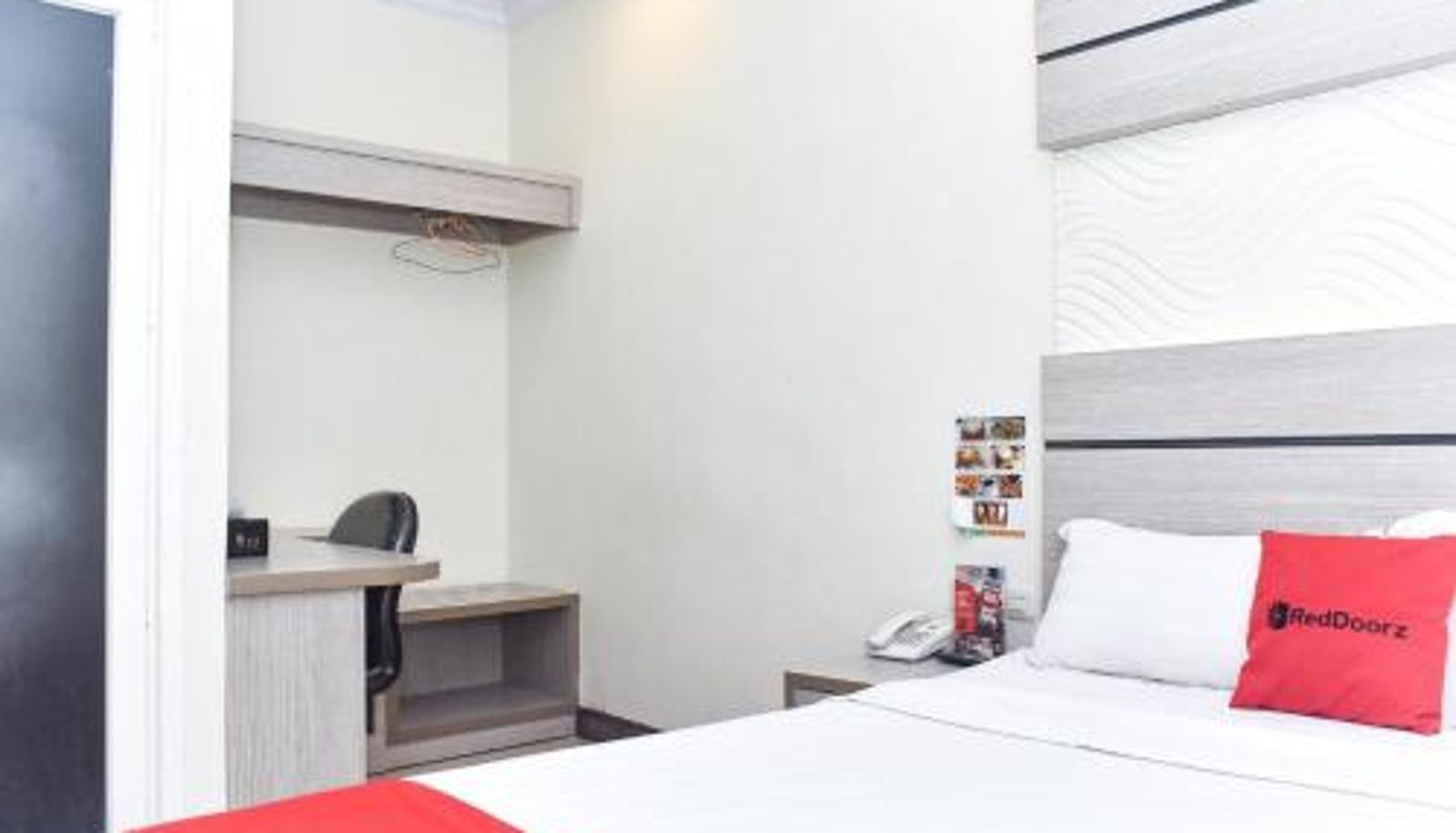 Room - Reddoorz Plus near Makassar Town Square