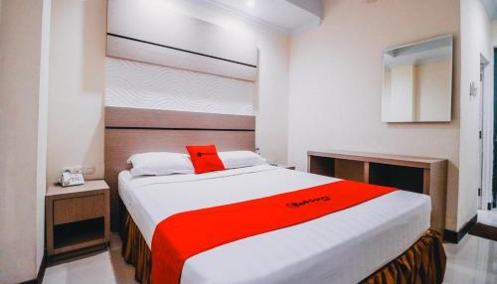 Room - Reddoorz Plus near Makassar Town Square