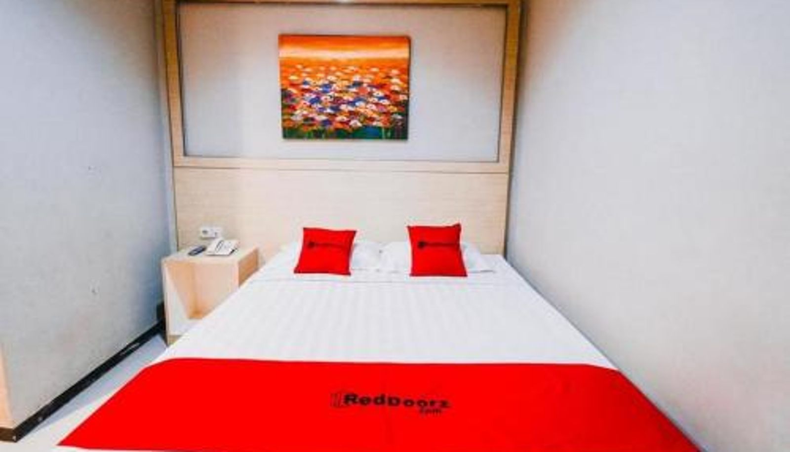 Zimmer - RedDoorz Plus near Sultan Hasanuddin Airport