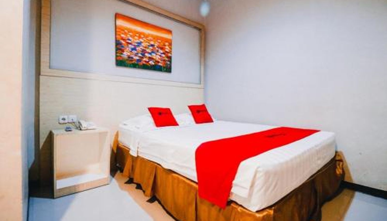 Zimmer - RedDoorz Plus near Sultan Hasanuddin Airport