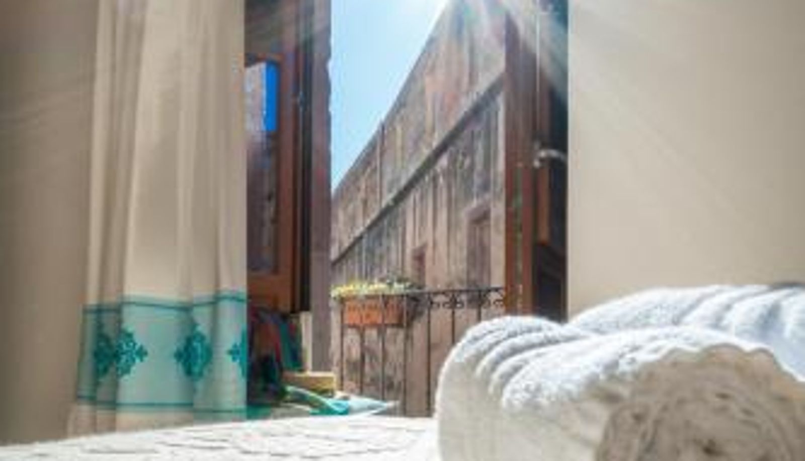 Info - Bosa Queen House