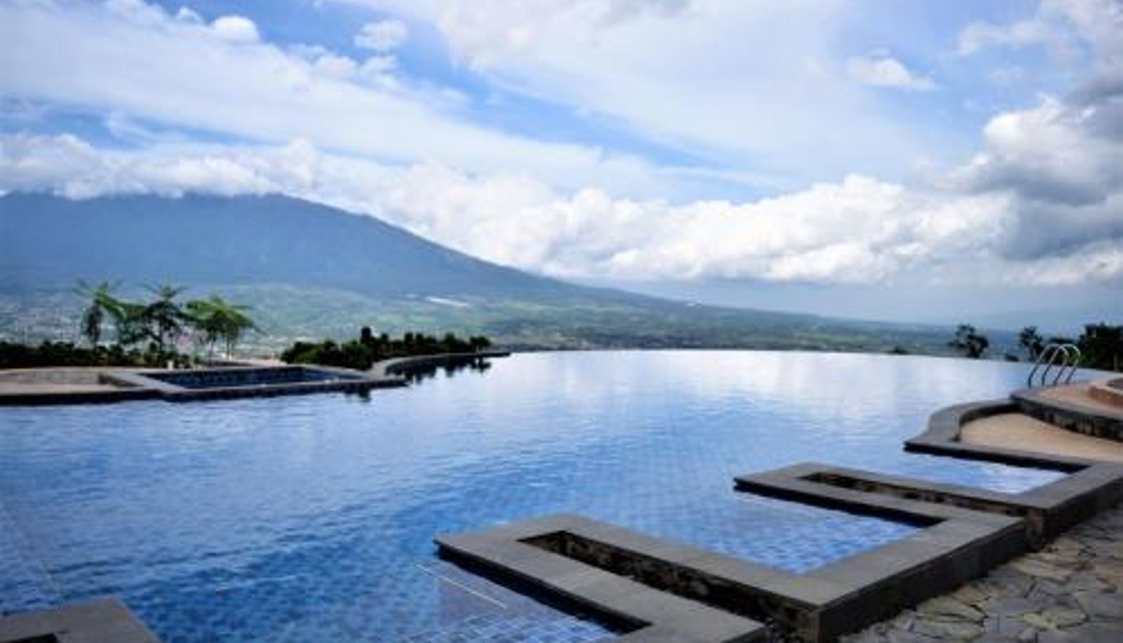Piscina - Amartahills Hotel and Resort