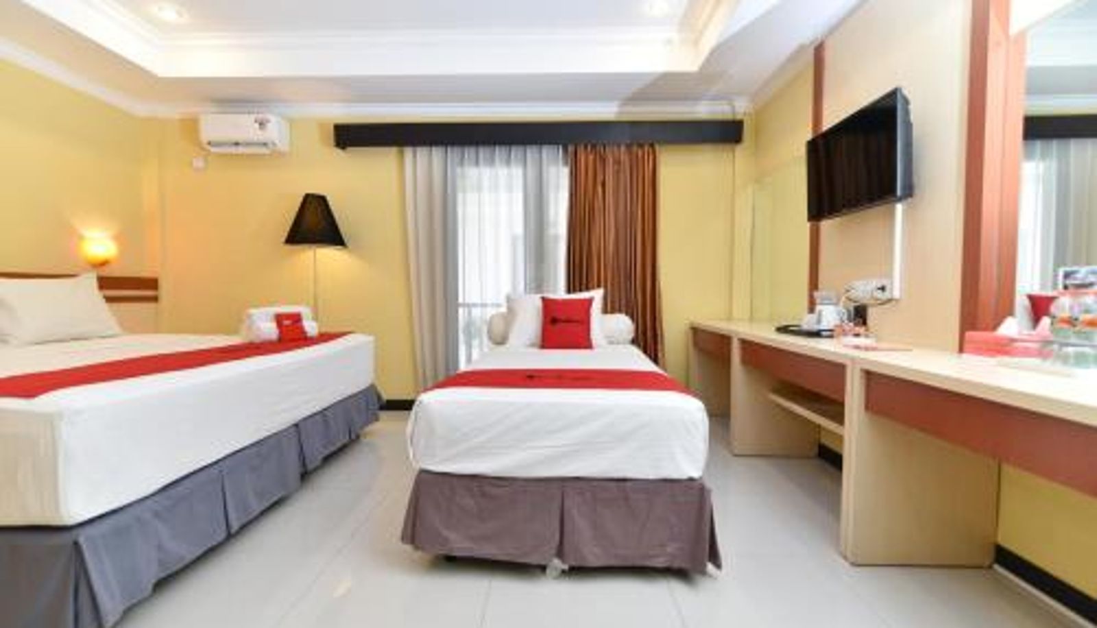 Family room - RedDoorz Plus near Mall Bali Galeria 2
