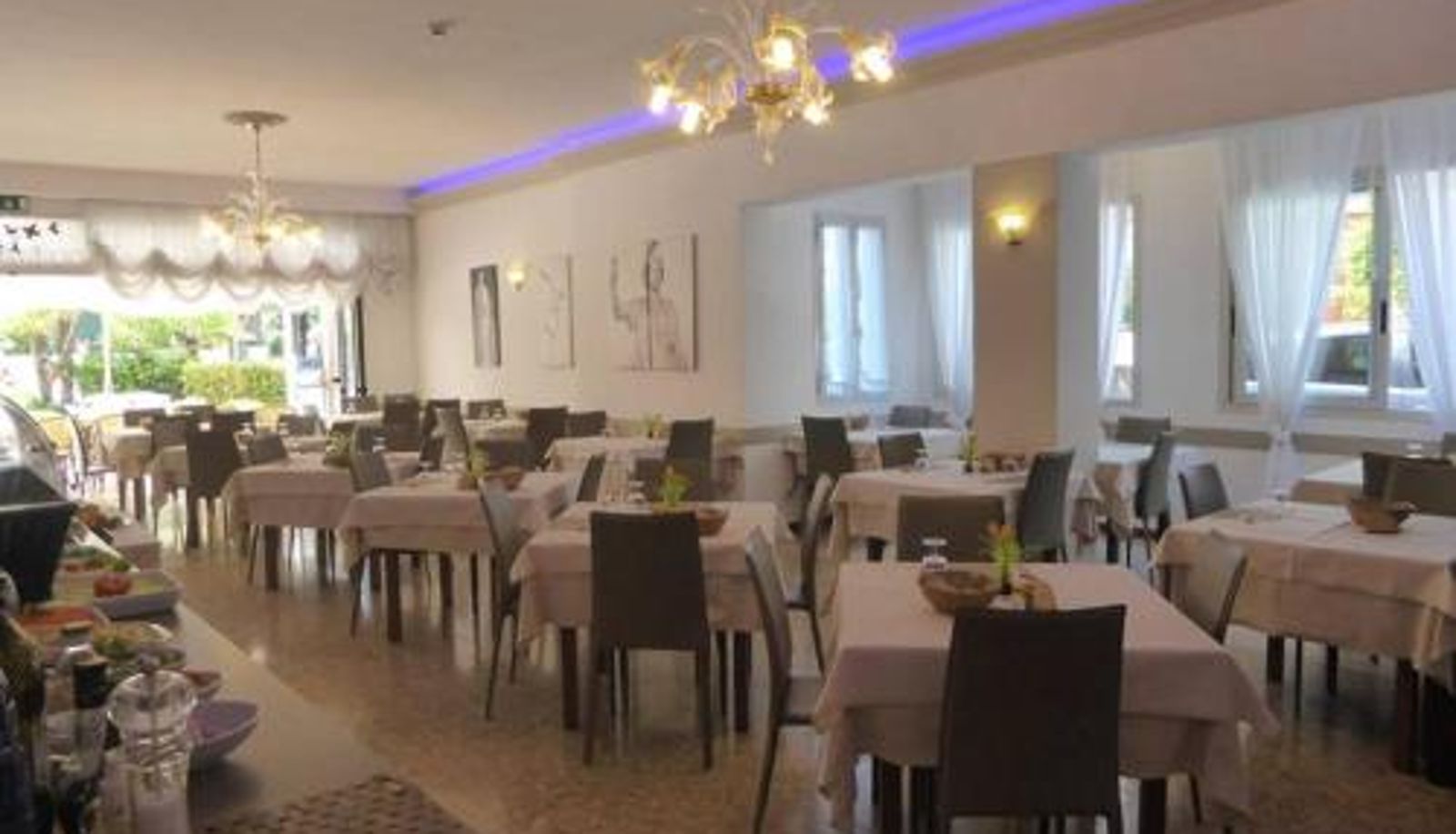Salle de petit-déjeuner dans le restaurant - Hotel Atenea Golden Star
