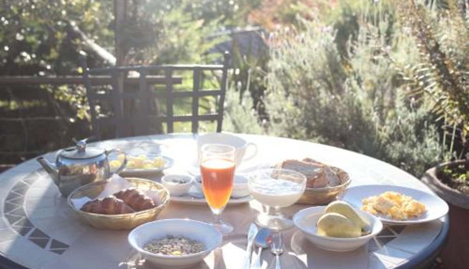 Salle de petit-déjeuner dans le restaurant - La Montaña Mágica Hotel Rural