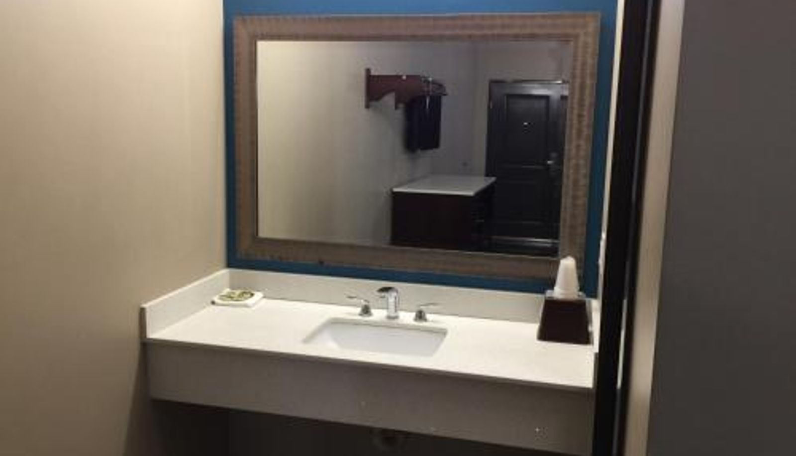 Standard room - Crystal Palace Inn