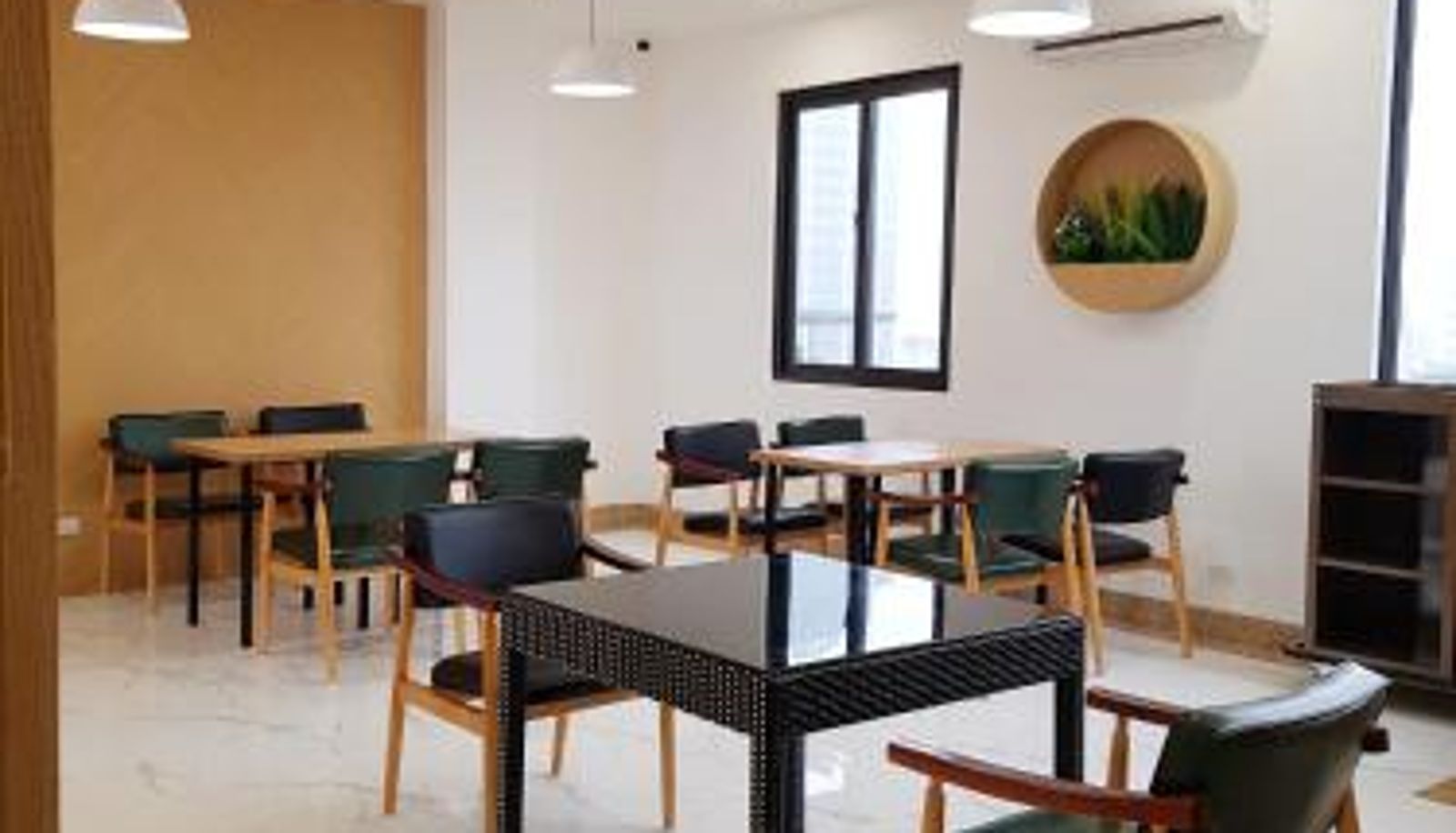 Frühstücksraum innerhalb des Restaurants - Hotel Villa Ju