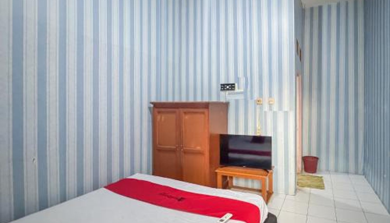 Zimmer - RedDoorz at Kuning GH Jatinangor