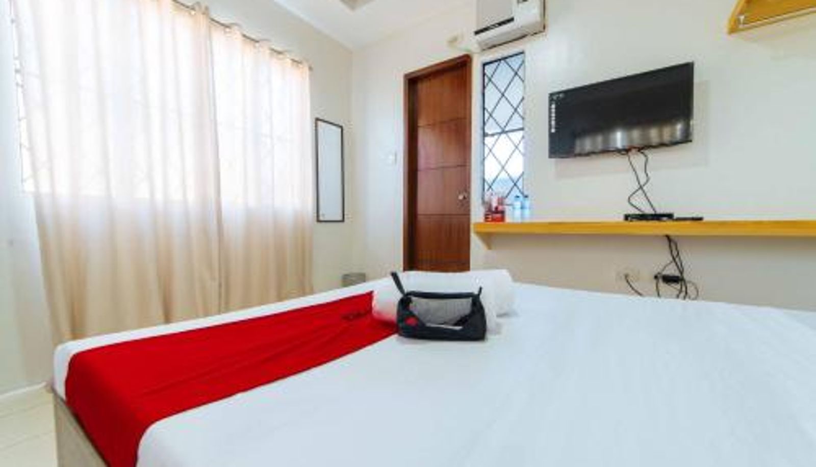 Zimmer - RedDoorz Plus @ Casa Lucia Sindalan San Fernando City Pampanga