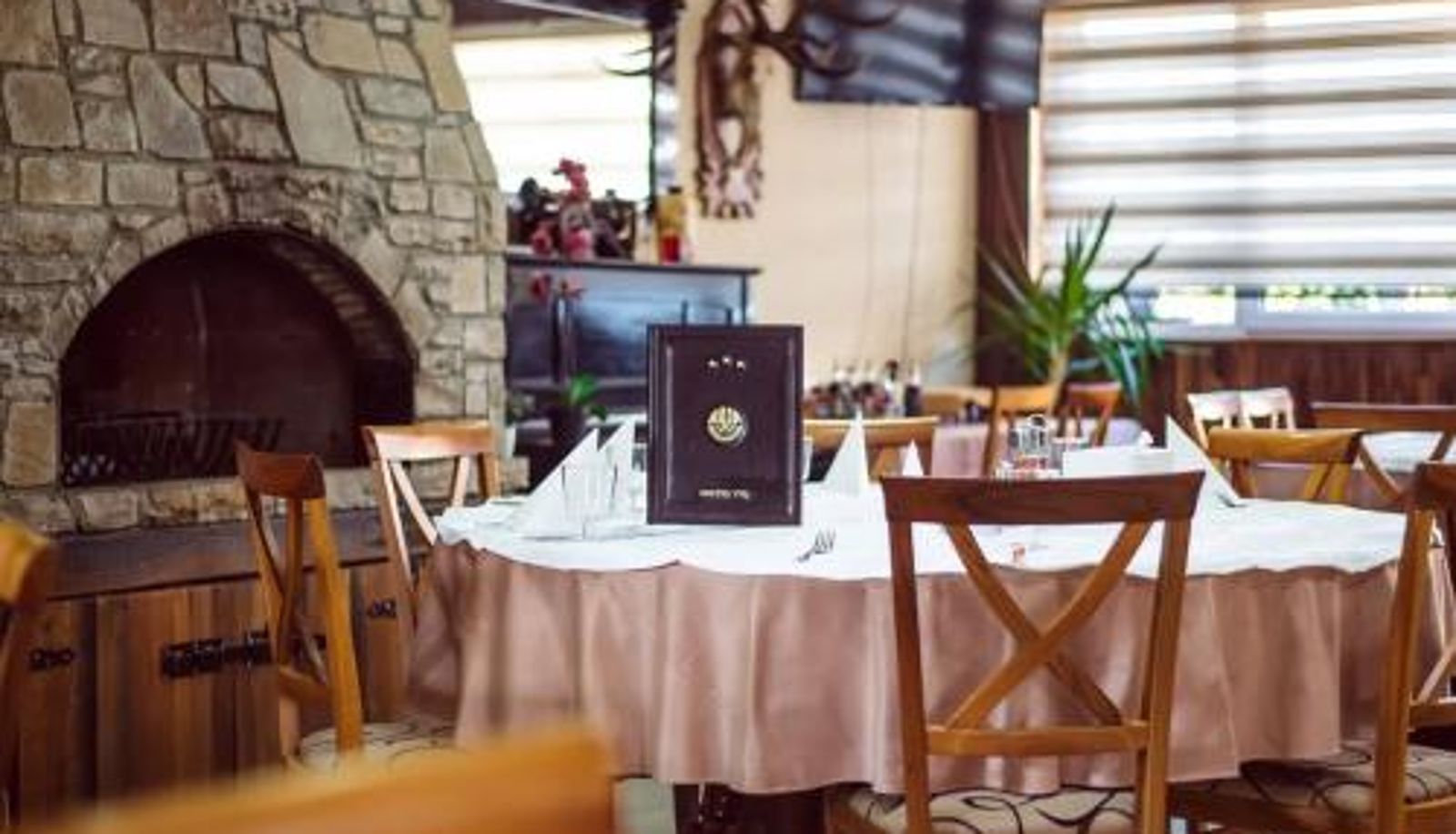Frühstücksraum innerhalb des Restaurants - Hotel "VIR"