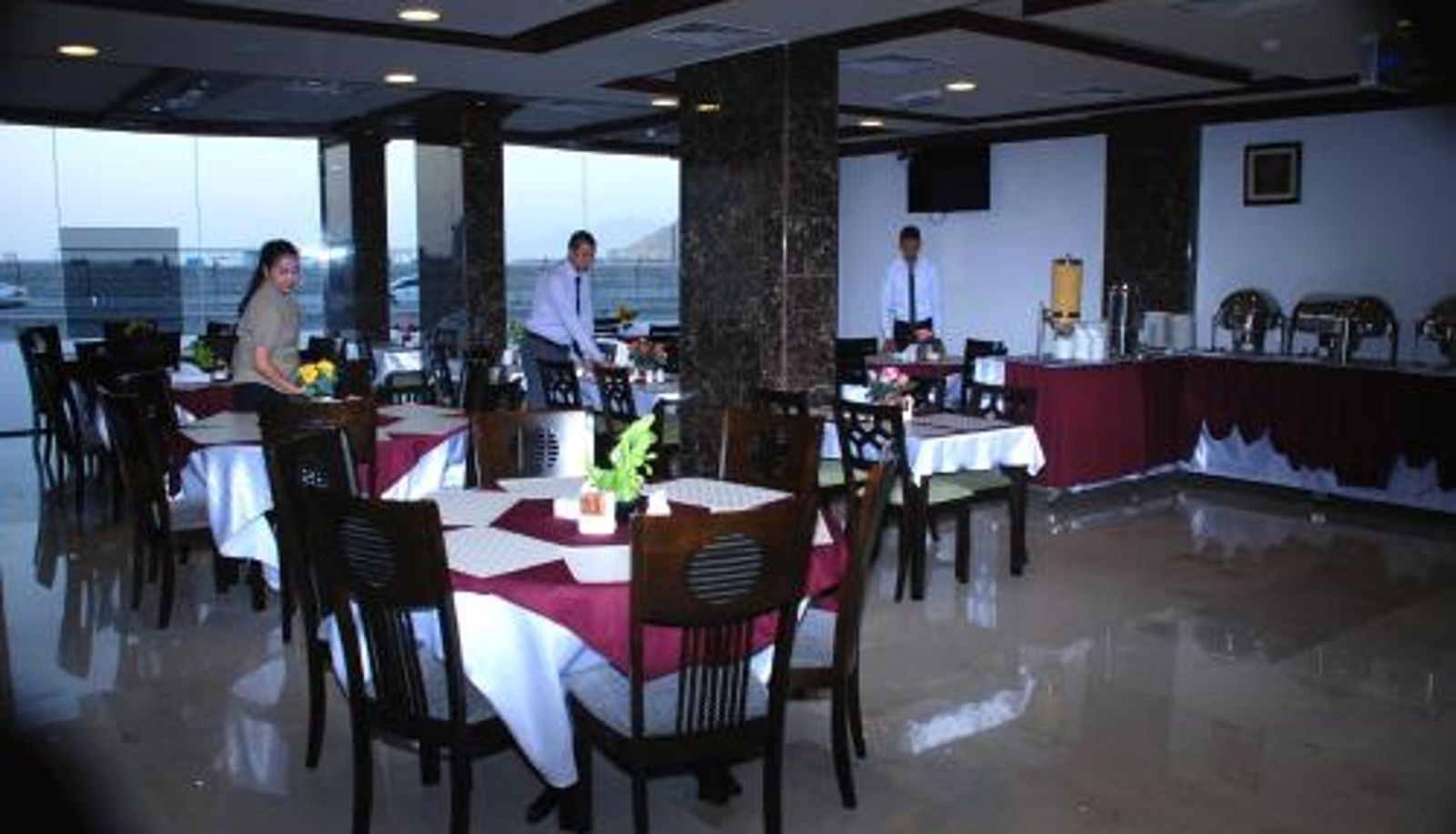 Sala de desayunos dentro del restaurante - Diwan Al Amir