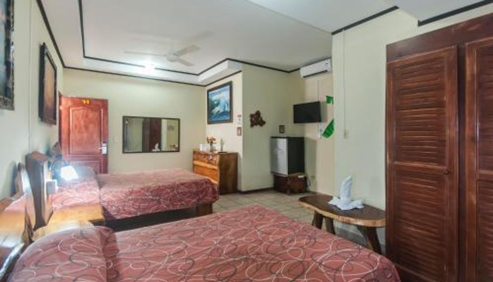 Camera - Cadillac Rock Beach Hotel