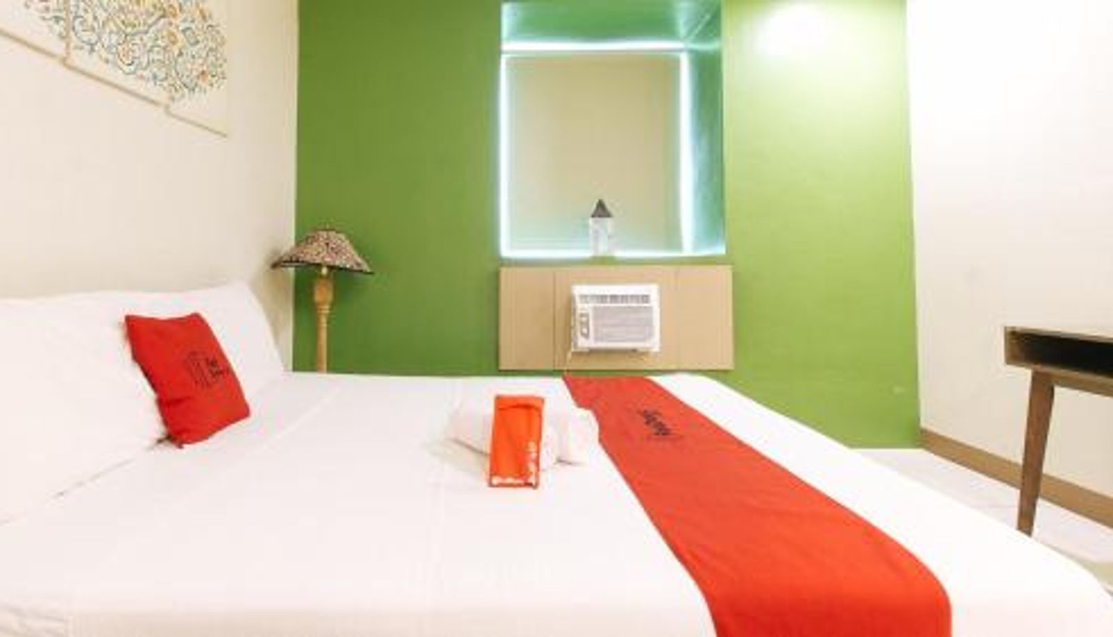 Suite - RedDoorz Plus at Kamuning Quezon City