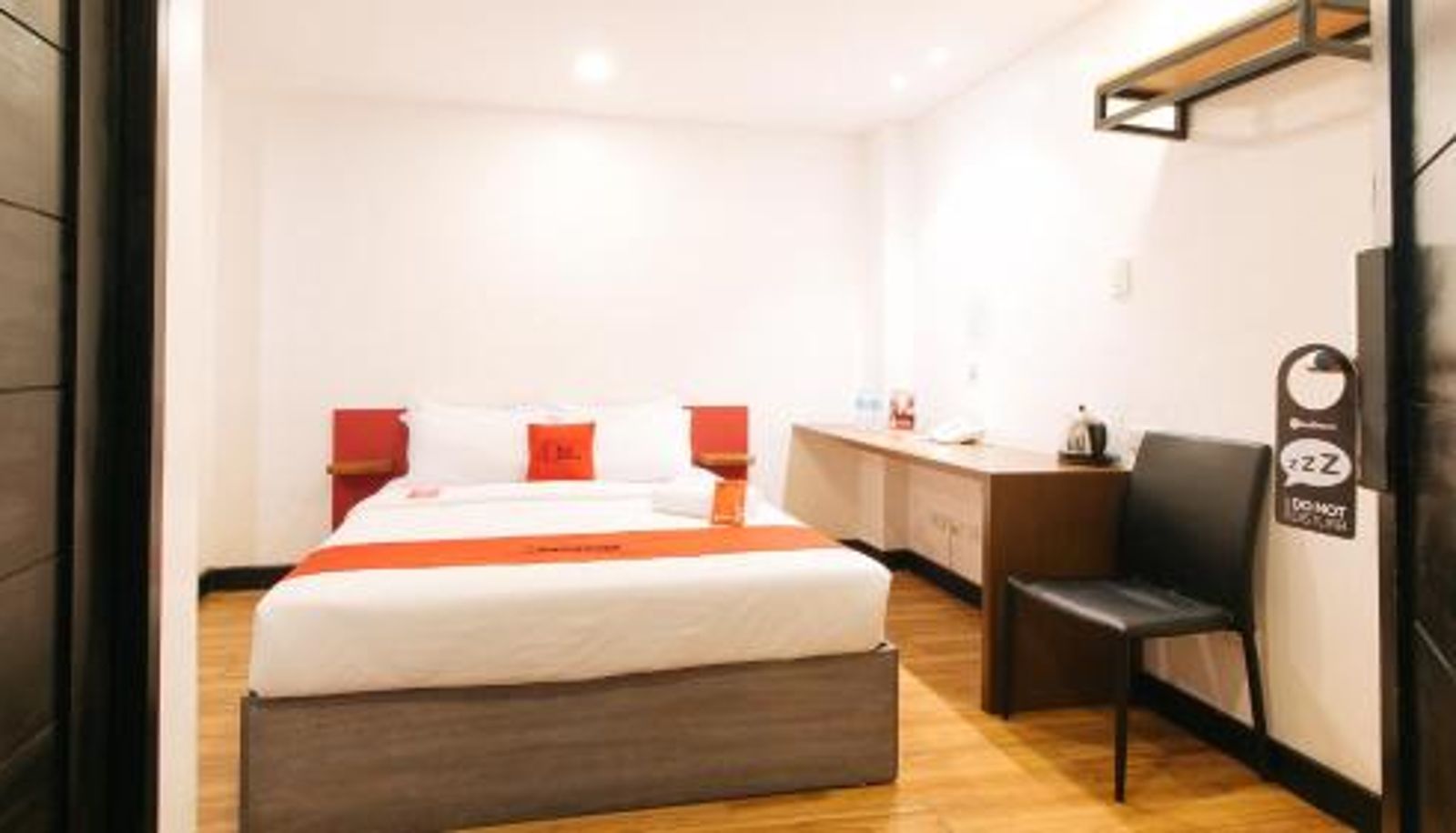 Familienzimmer - RedDoorz Plus at MM Hotel Las Pinas former RedDoorz Plus Near Bamboo Organ