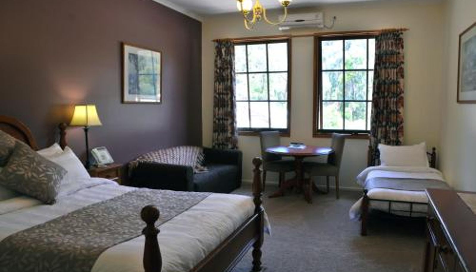 Info - Black Spur Inn