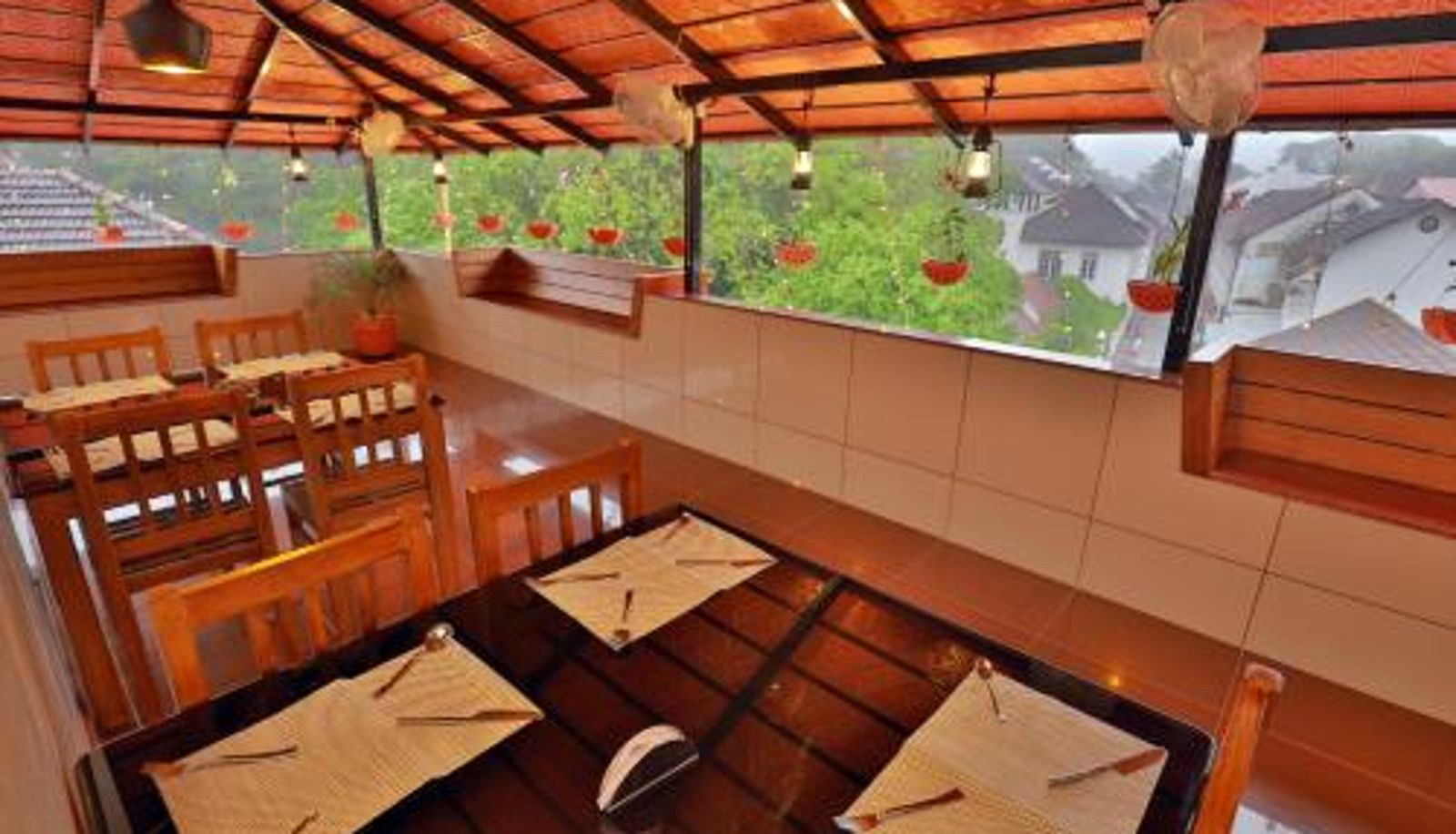 Salle de petit-déjeuner dans le restaurant - Roses Inn Fortkochi