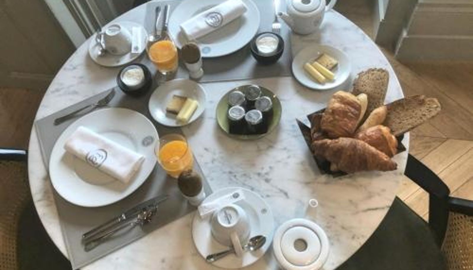Sala de desayunos dentro del restaurante - Hôtel Mille Pas