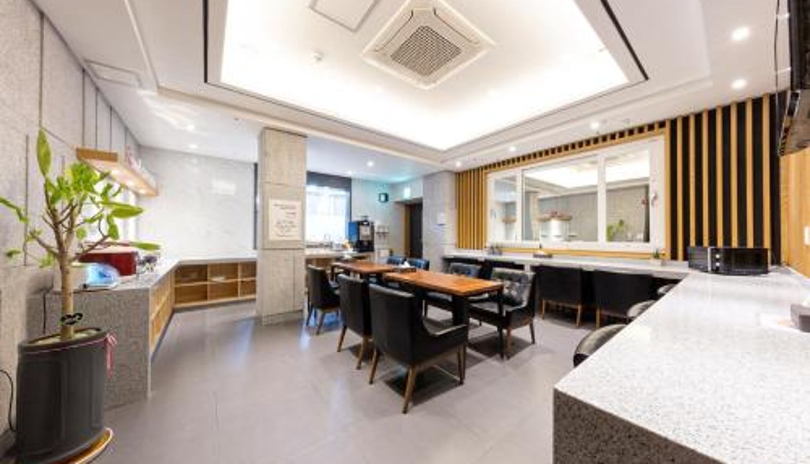 Salle de petit-déjeuner dans le restaurant - Stay Hotel