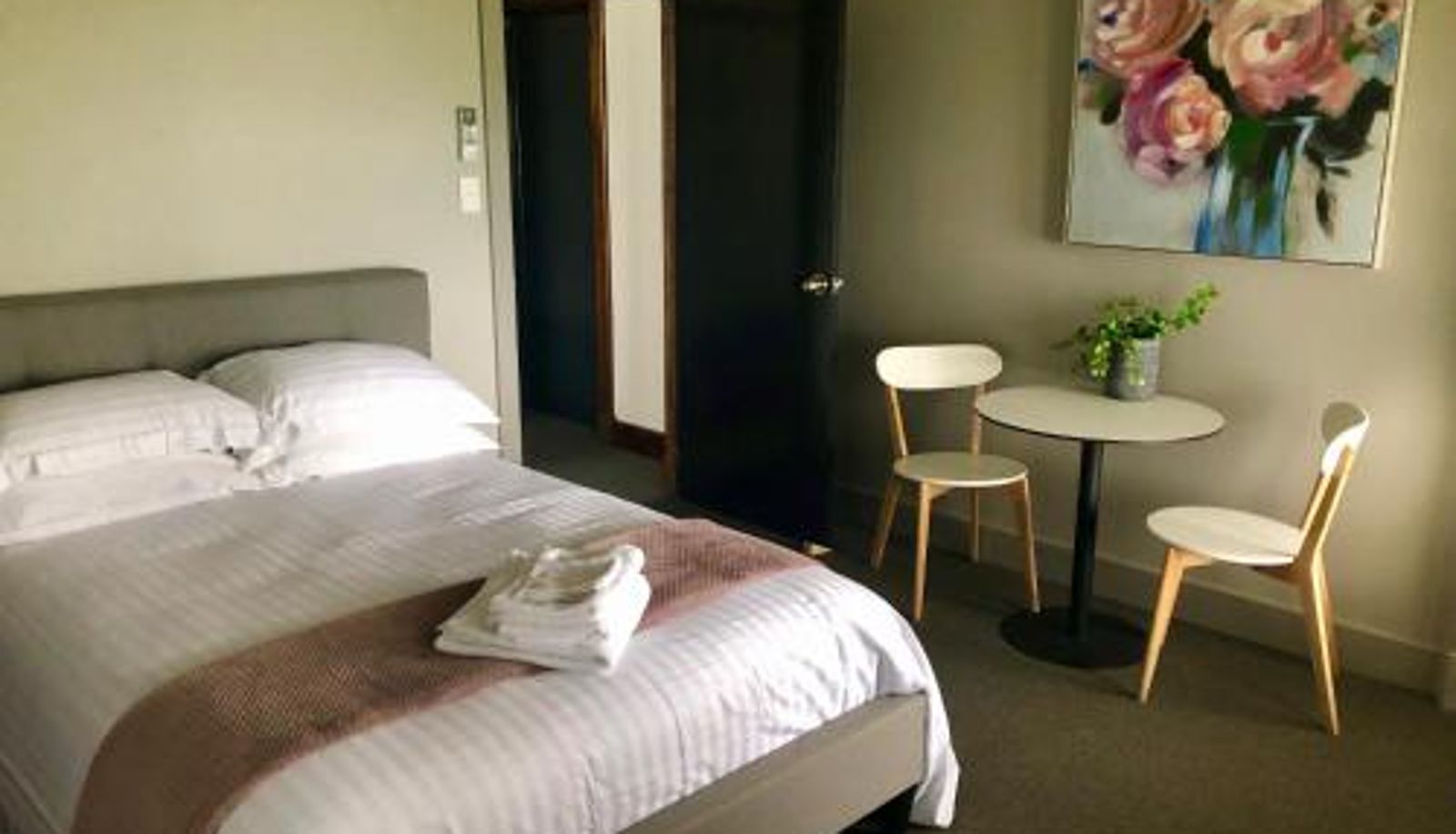 Info - Drouin The Royal Hotel