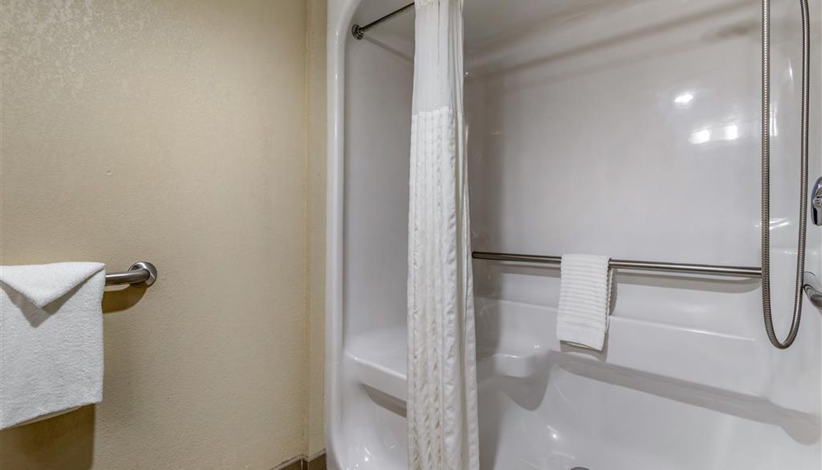 Camera - Comfort Inn Biltmore West