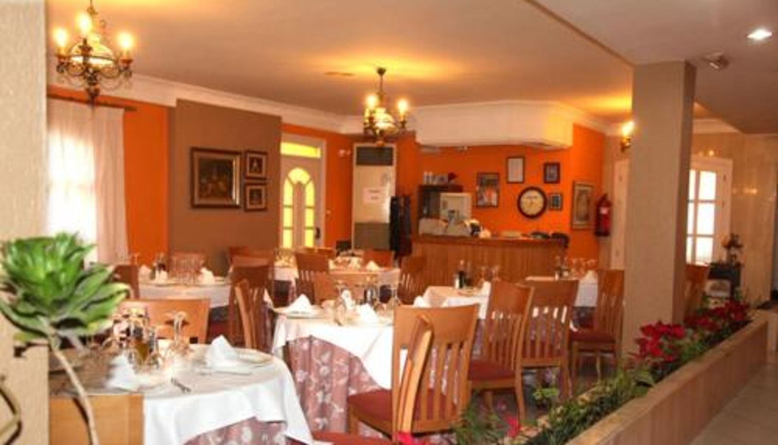 Sala de desayunos dentro del restaurante - Hotel Los Arcos