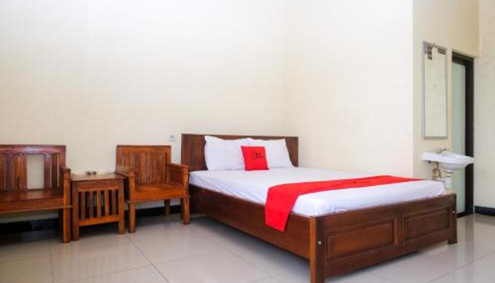 Zimmer - RedDoorz near Candi Sukuh Karanganyar
