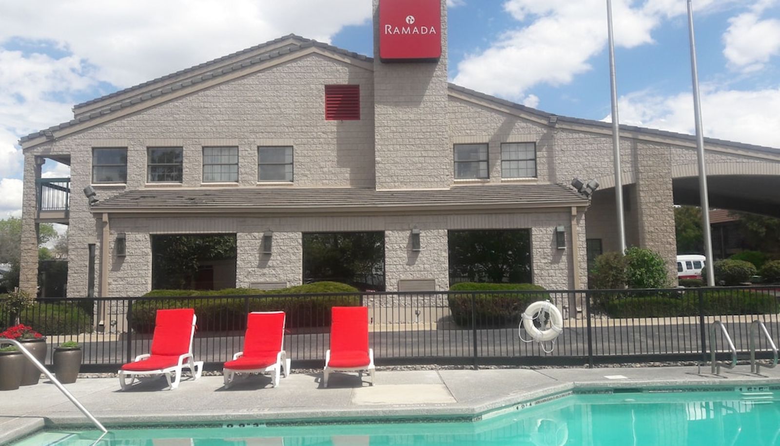 Pool - Garner Hotel ALBUQUERQUE AIRPORT by IHG