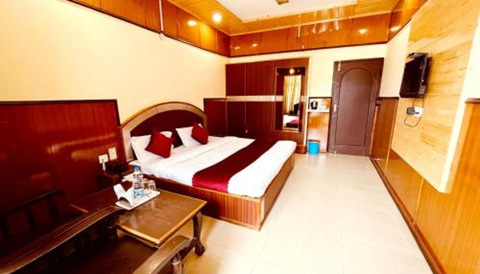 Room - Hotel Amit - 5 Mins Drive to Airport