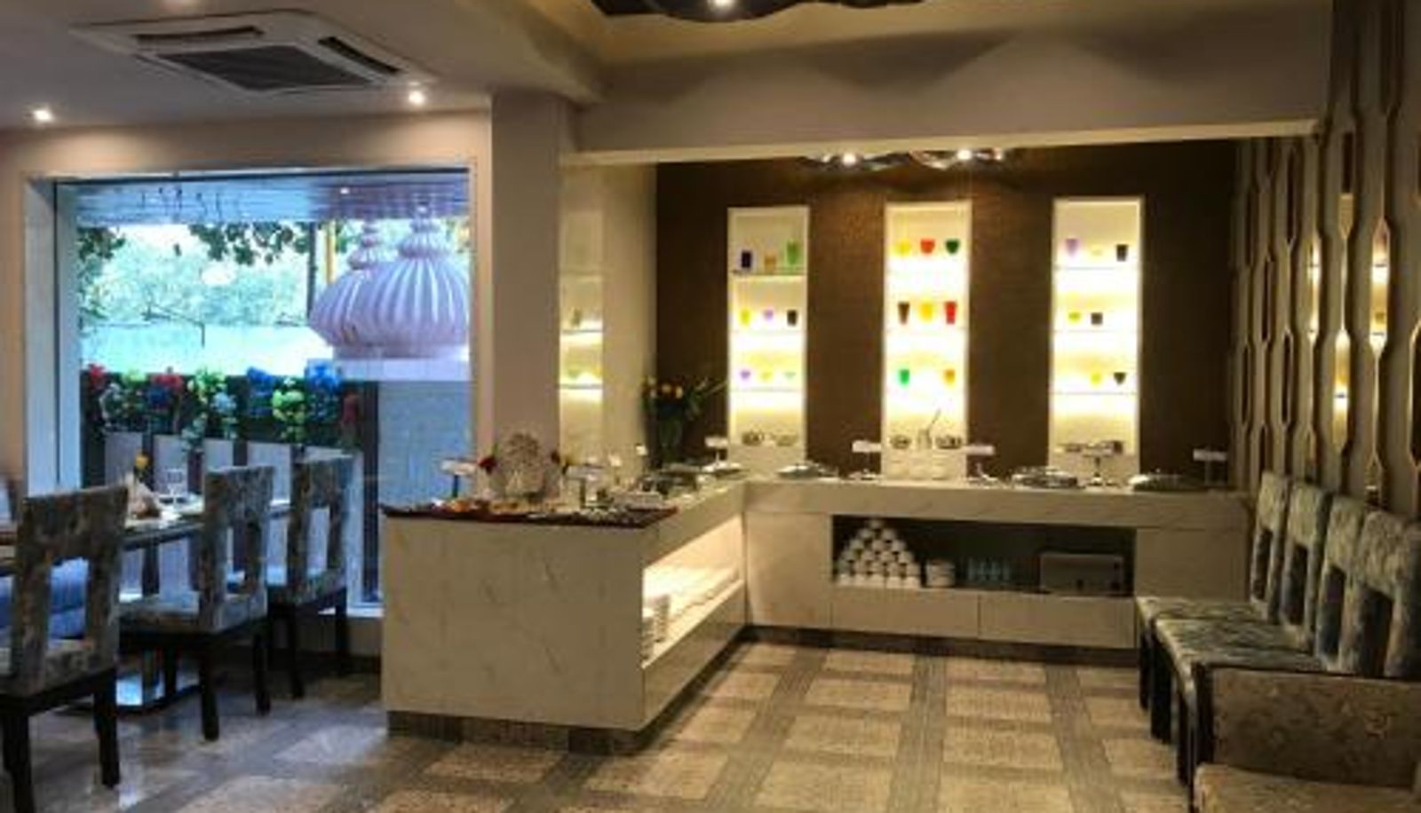 Frühstücksraum innerhalb des Restaurants - JRD Pride-Business Hotel