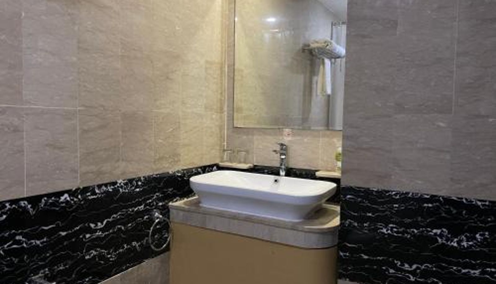 Bathroom - Travellers Hotel Phinisi