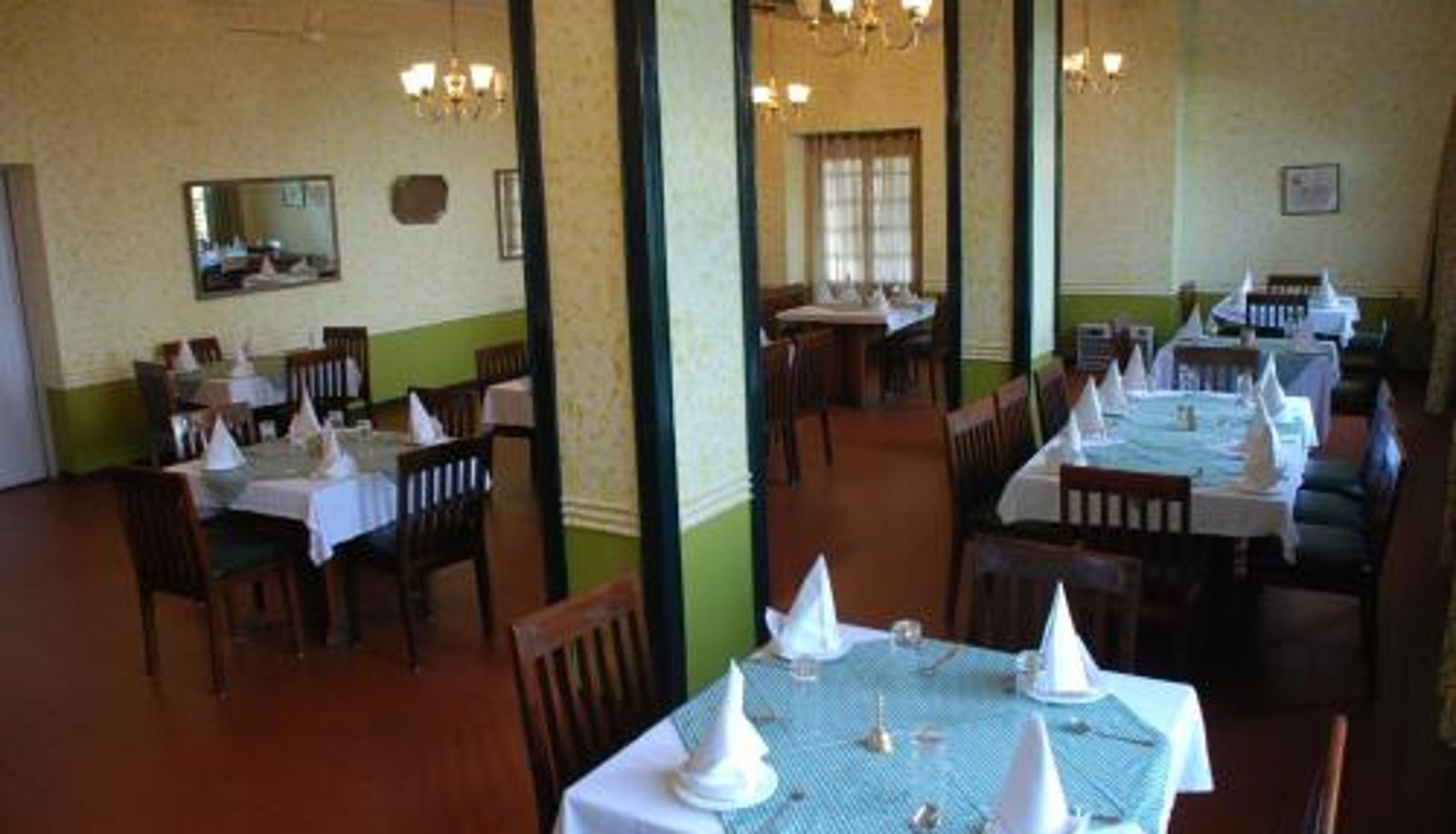 Frühstücksraum innerhalb des Restaurants - Alasia Hotel