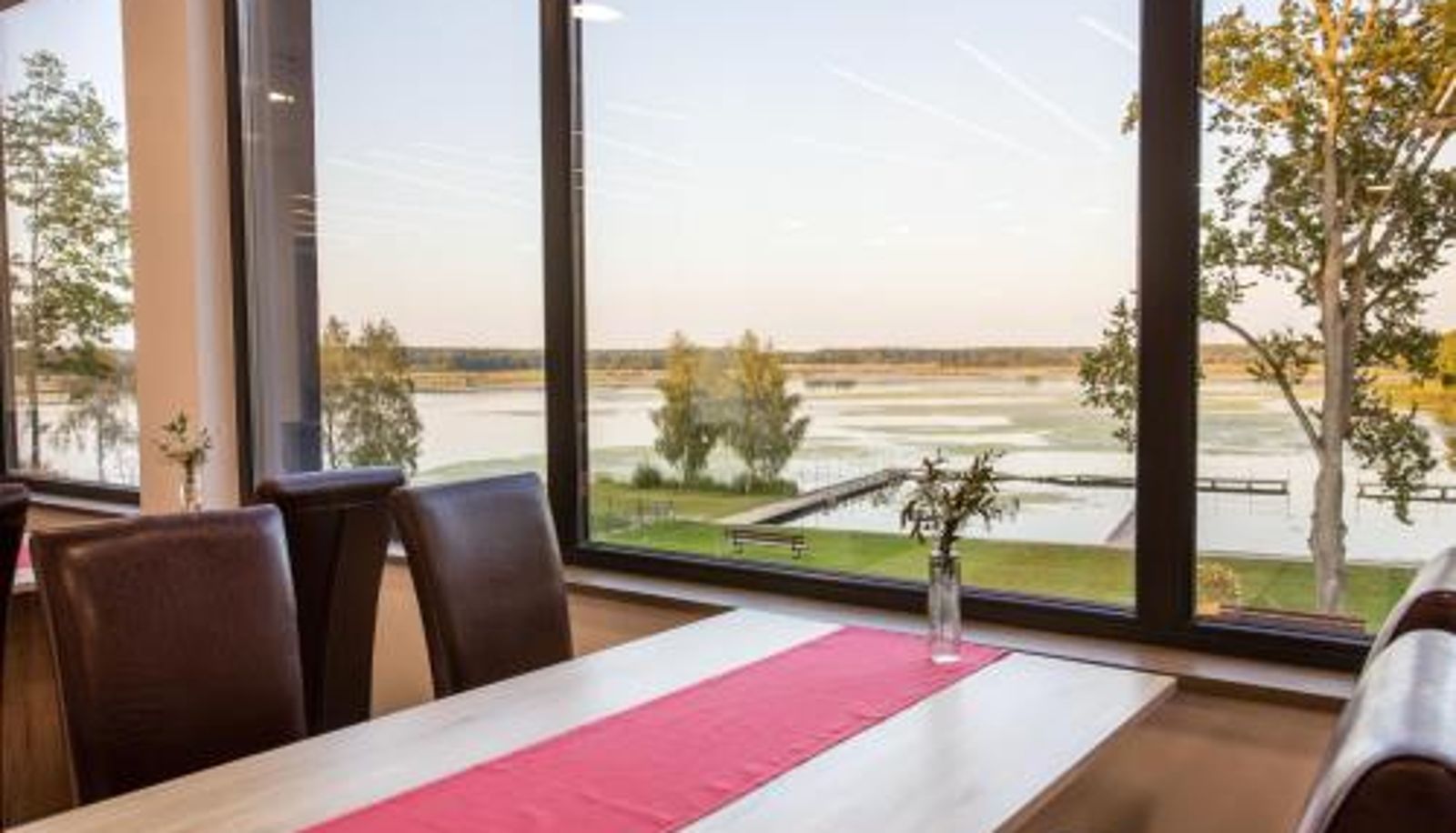 Salle de petit-déjeuner dans le restaurant - Oblacka Przystań