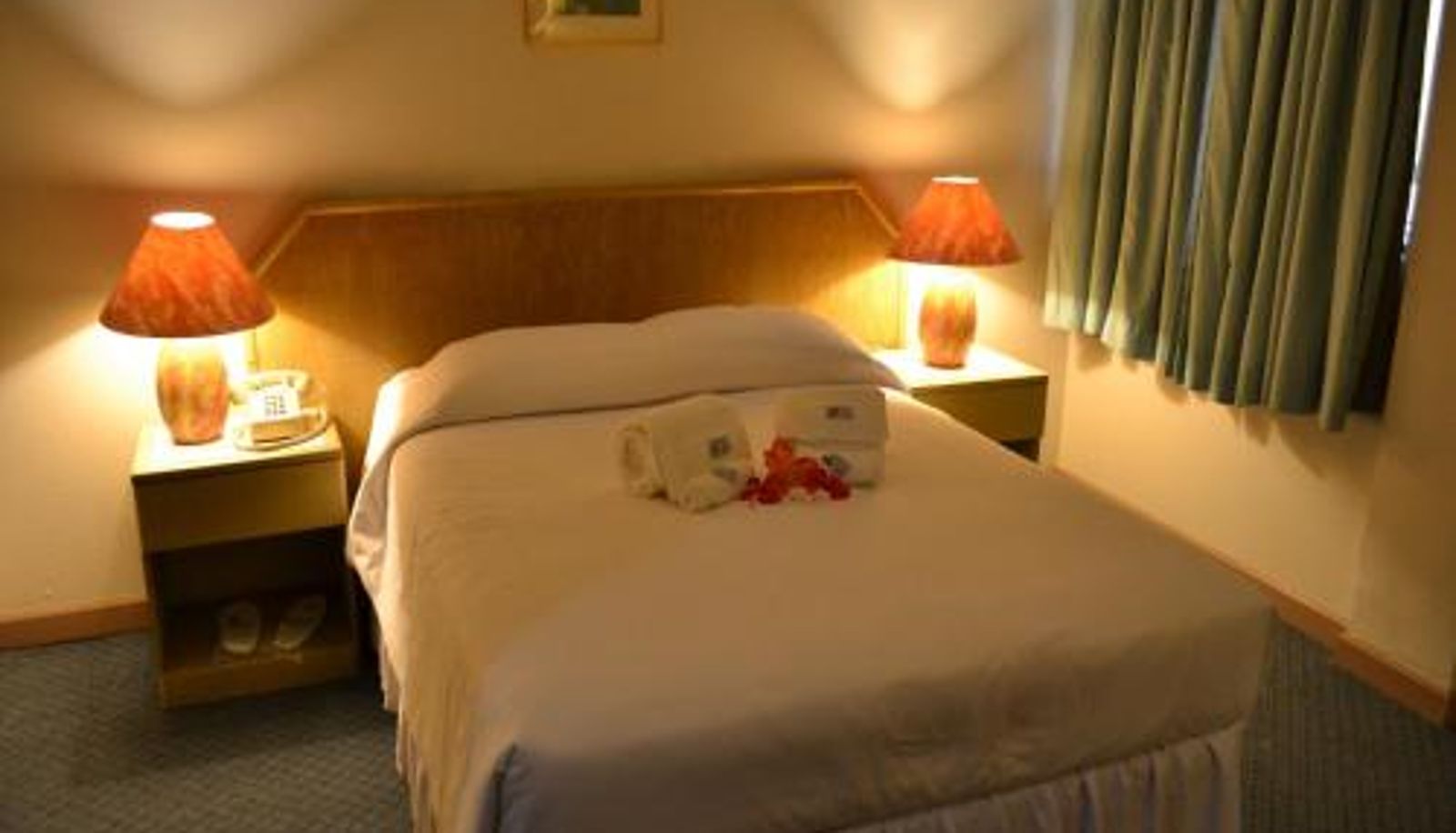 Room - West Plaza Desekel