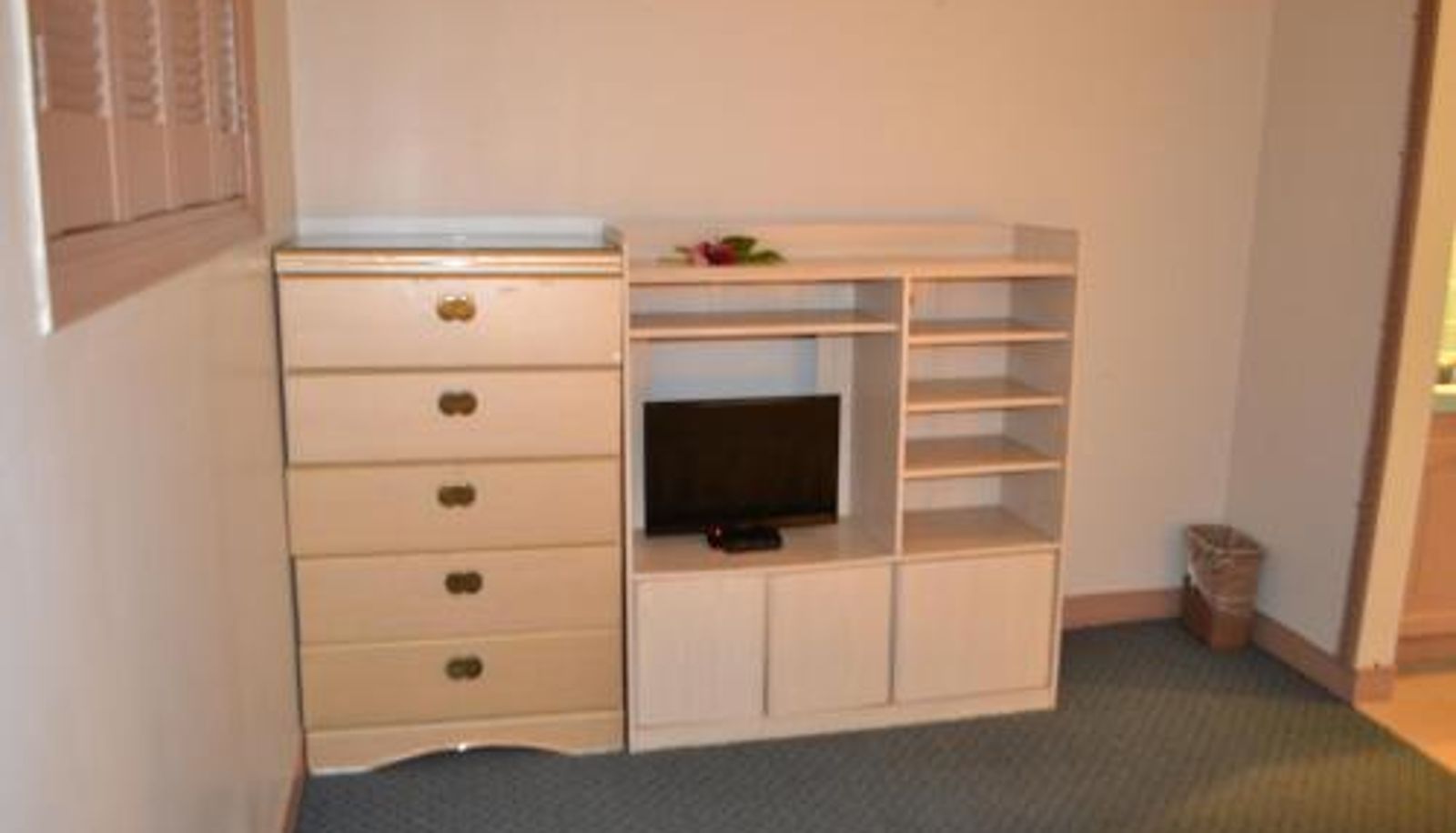 Room - West Plaza Desekel