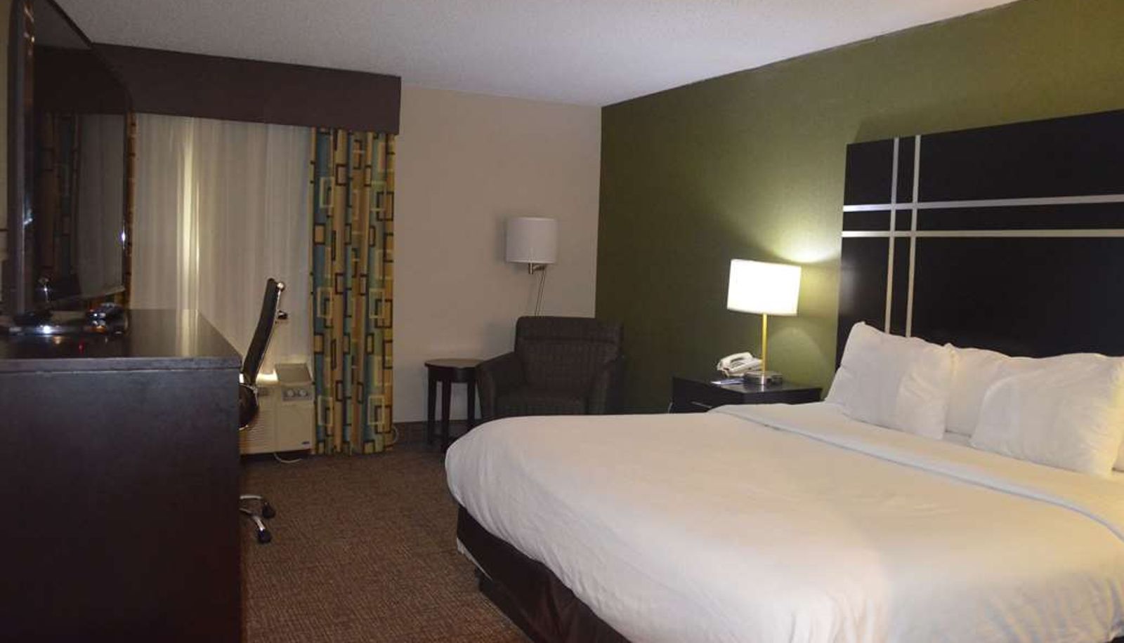 Zimmer - Comfort Inn & Suites Maumee - Toledo (I80-90)