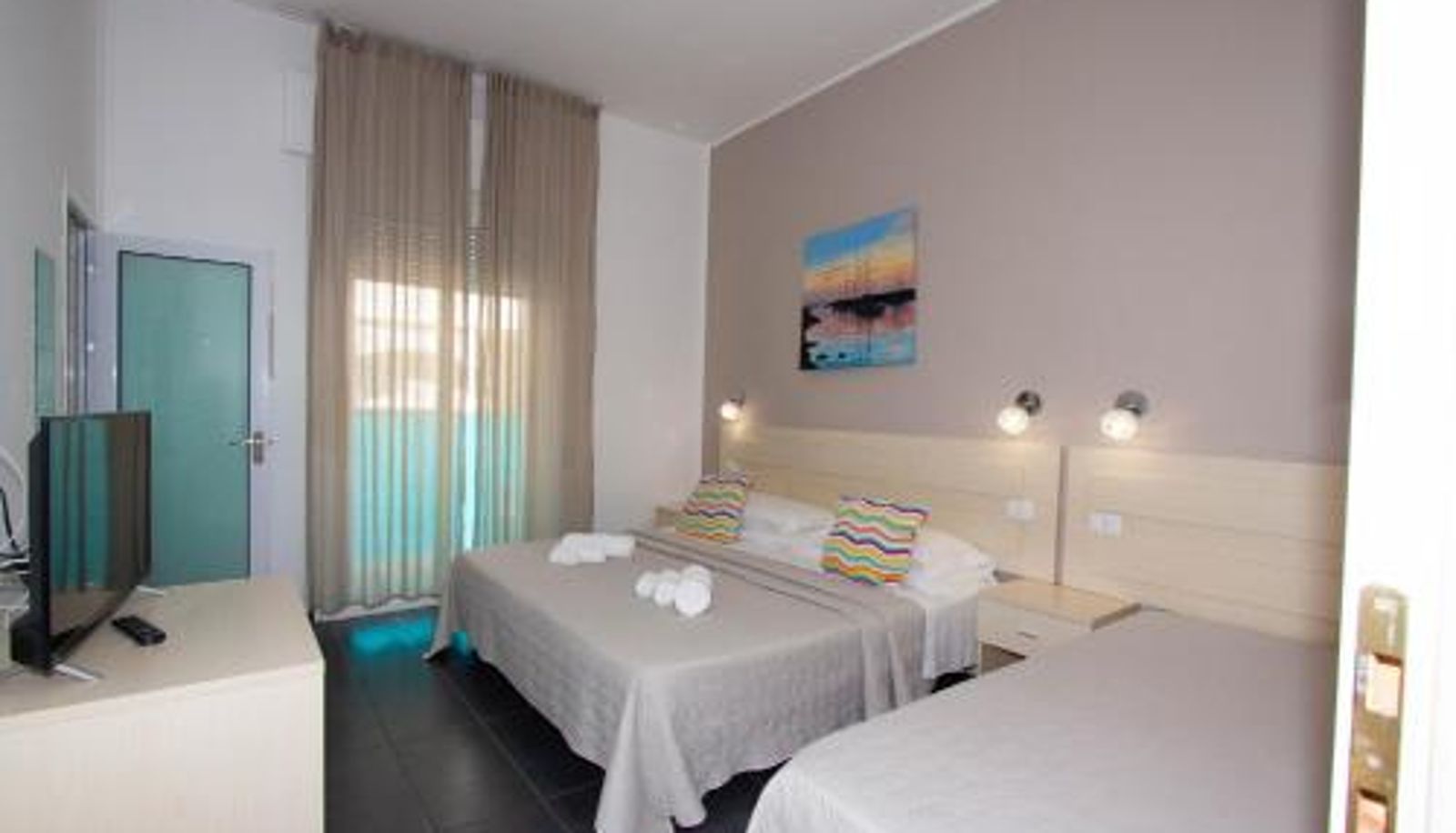Información - MoMo Seaview Hotel